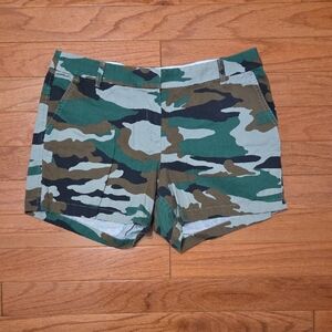 Women's Camo Print Shorts - Green Camouflage